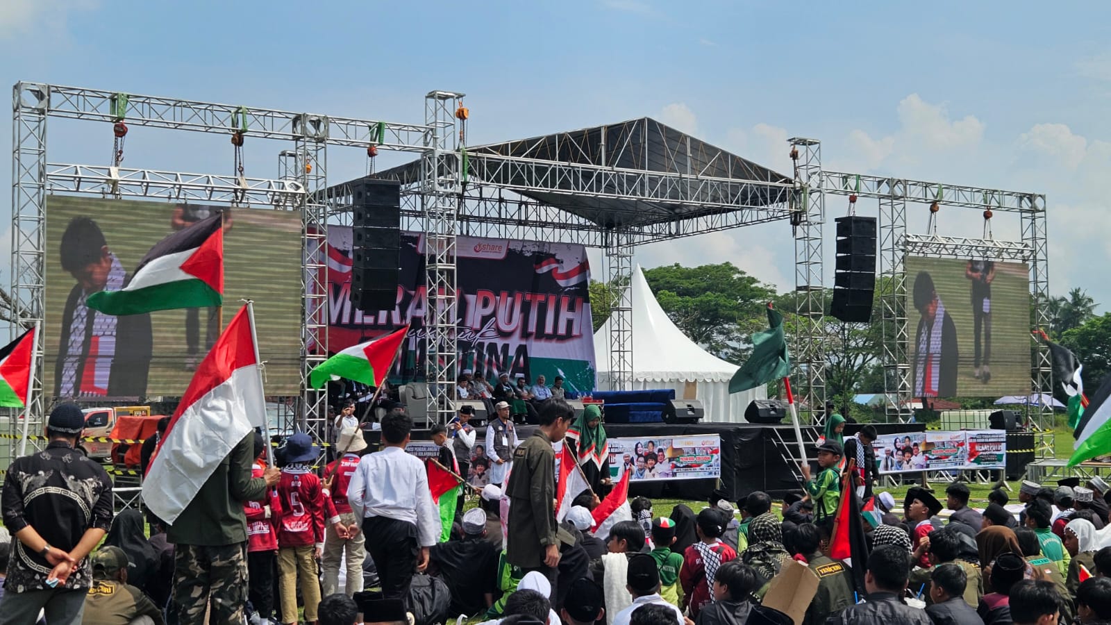 Warga dari berbagai daerah di  Sumbar memadati Lapangan Pacuan Kuda Kubu Gadang, Kota Payakumbuh untuk menununjukkan dukungan terhadap perjuangan rakyat Palestina. 